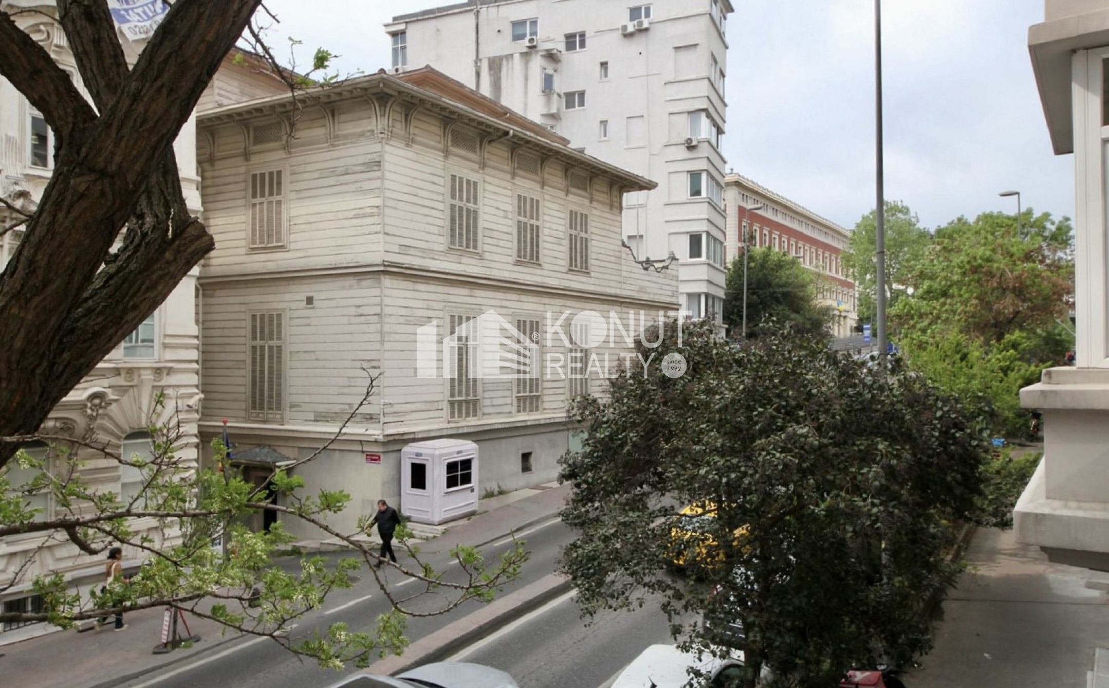 Gümüşsuyu Semtinde Tarihi Binada Bakımlı Satılık Daire