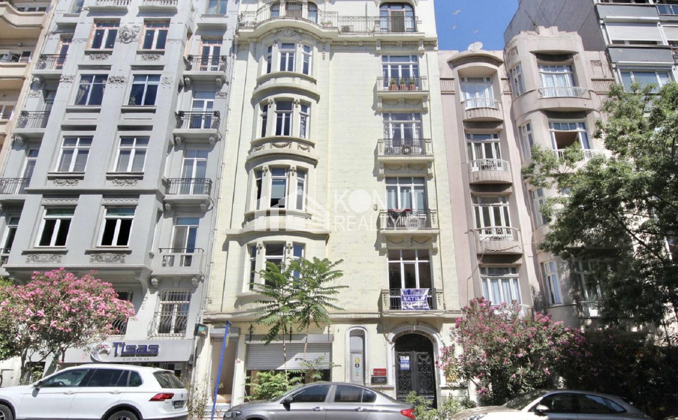 Gümüşsuyu Bölgesinde Klasik Mimaride 190 m² Satılık Daire